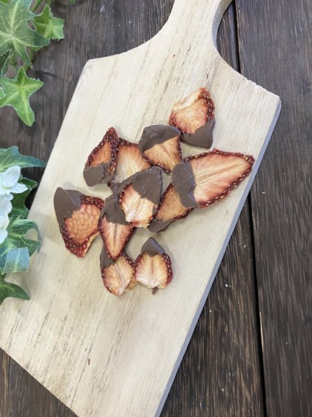 画像1: 山梨県産ドライフルーツ・いちごチョコレート (1)